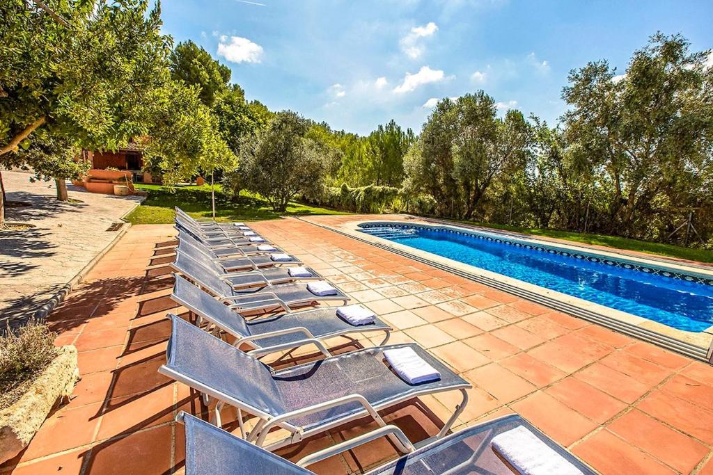 Bazén v ubytovaní Catalunya Casas Country Chateau for 22 persons - close to Sitges! alebo v jeho blízkosti