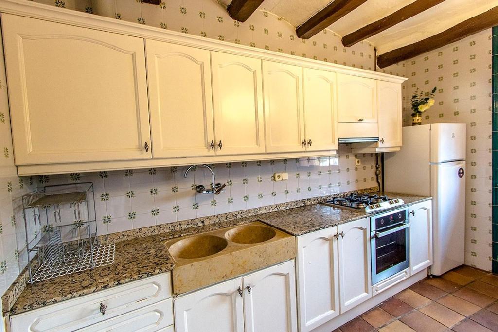 Kuchyňa alebo kuchynka v ubytovaní Catalunya Casas Country Chateau for 22 persons - close to Sitges!