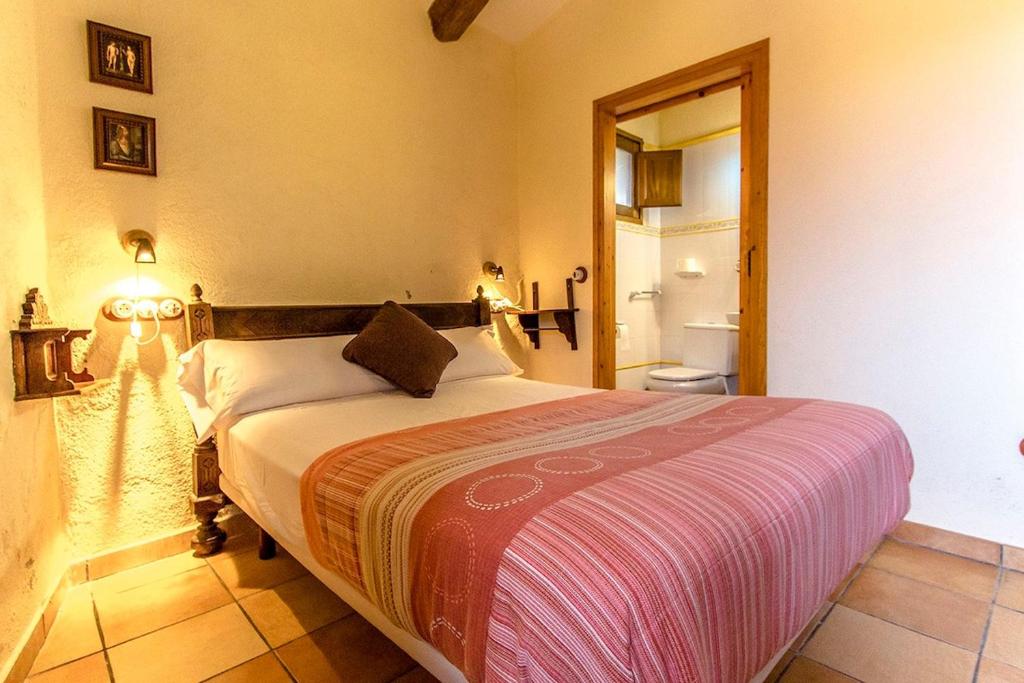 Posteľ alebo postele v izbe v ubytovaní Catalunya Casas Country Chateau for 22 persons - close to Sitges!