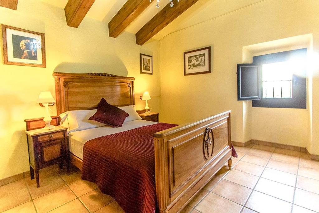 Posteľ alebo postele v izbe v ubytovaní Catalunya Casas Country Chateau for 22 persons - close to Sitges!