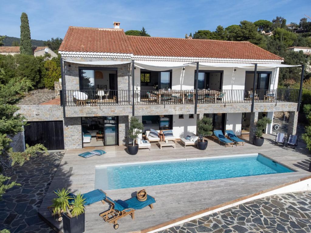 uma vista aérea de uma casa com piscina em Villa 250m 8 adultes 4 enf vue mer em La Croix-Valmer