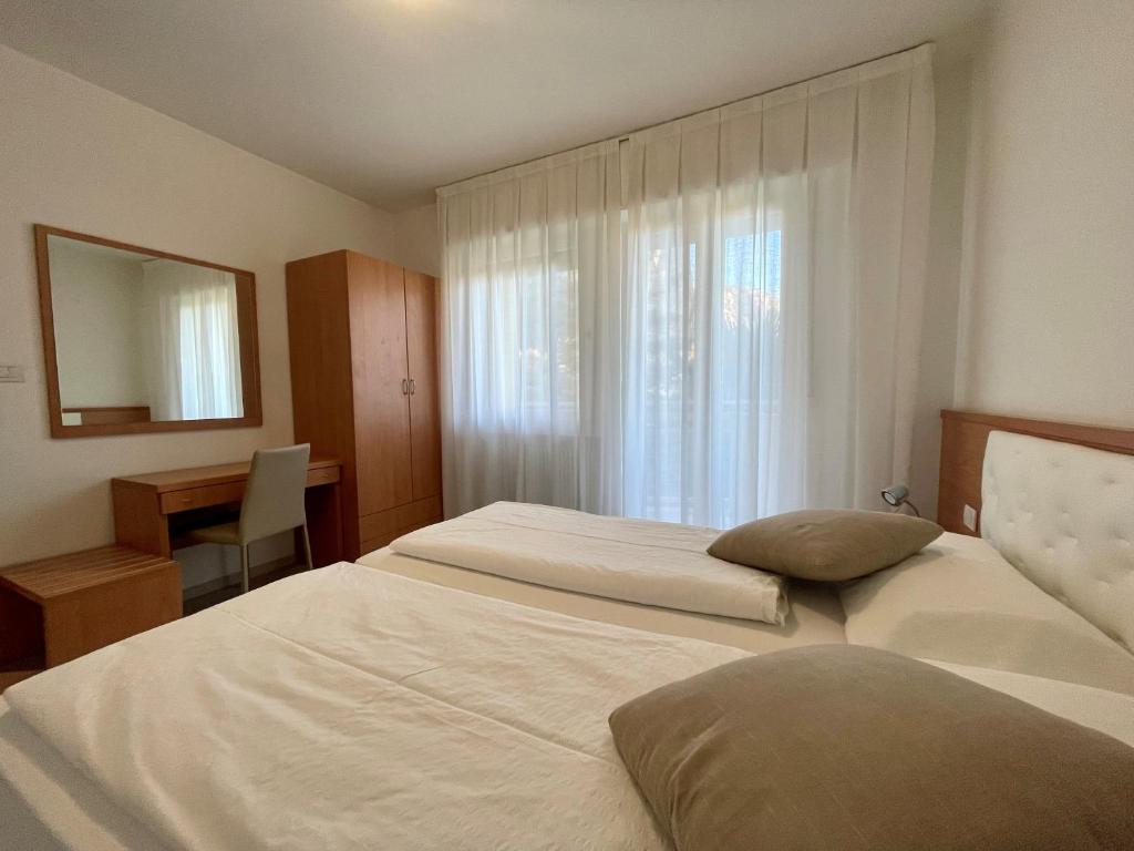 Postel nebo postele na pokoji v ubytování Hotel Garden Arco