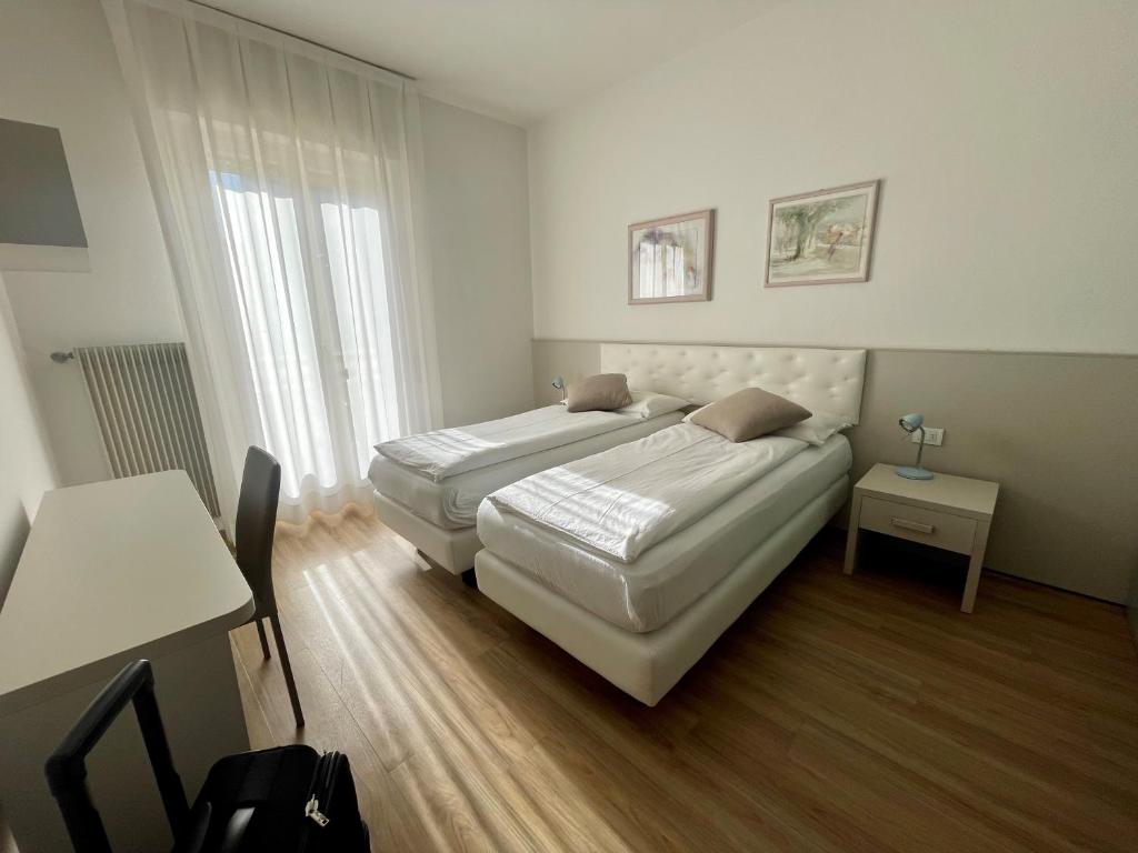 Postel nebo postele na pokoji v ubytování Hotel Garden Arco