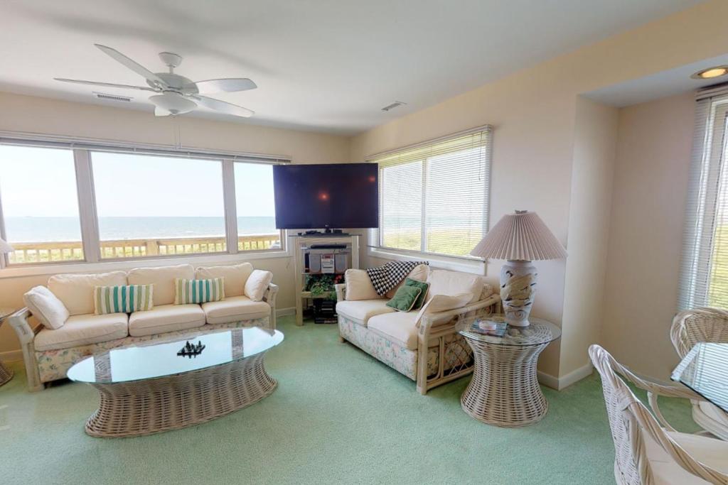 een woonkamer met een bank en een tafel bij A Searious Sunset View in Caswell Beach