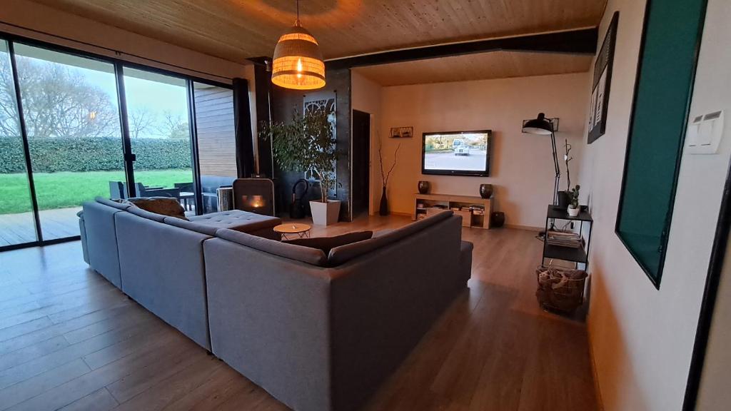 Televízia a/alebo spoločenská miestnosť v ubytovaní Villa des 3 chênes