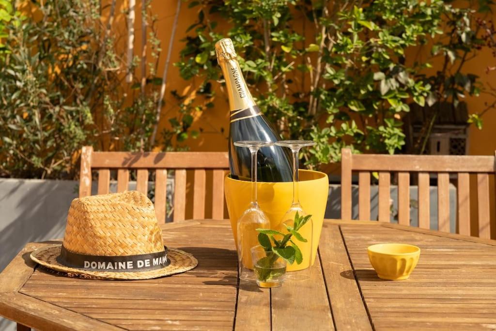 - une bouteille de vin assise sur une table en bois dans l'établissement Notre-Dame -Latin Quarter VIP Rooftop terrace view, à Paris