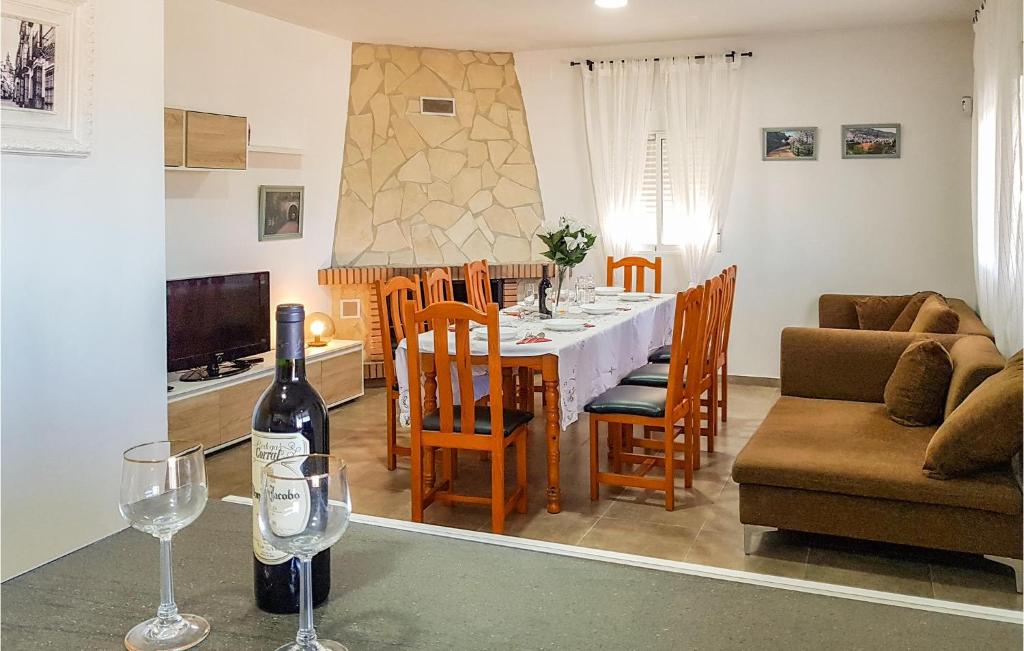 Posedenie v ubytovaní Stunning Home In Olvera With Kitchen