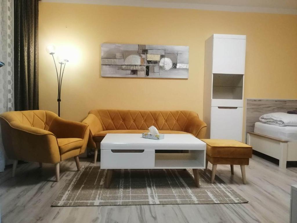 - un salon avec un canapé et un lit dans l'établissement Apartmán West, à Poprad