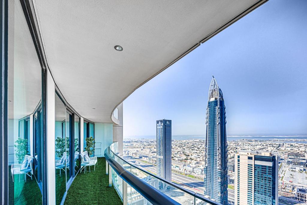 Vom Balkon eines Wolkenkratzers genießen Sie Stadtblick. in der Unterkunft Burj Vista by Emaar, Downtown Dubai in Dubai