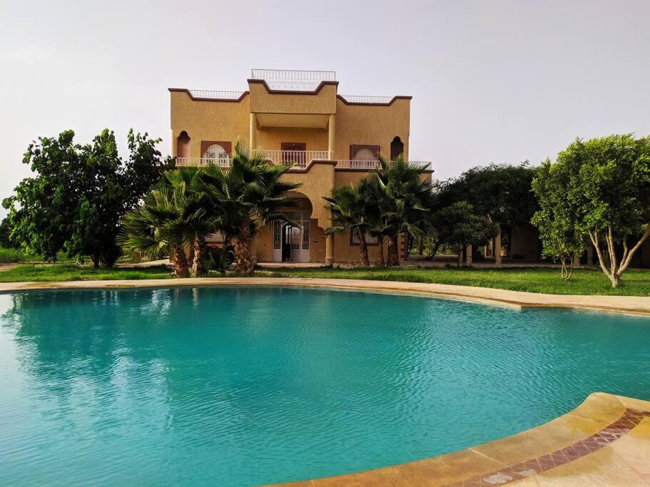 een groot zwembad voor een huis bij Villa avec piscine in Marrakesh