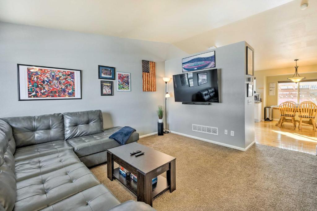 sala de estar con sofá y TV de pantalla plana en Colorado Springs Vacation Home - Walk to Park, en Colorado Springs