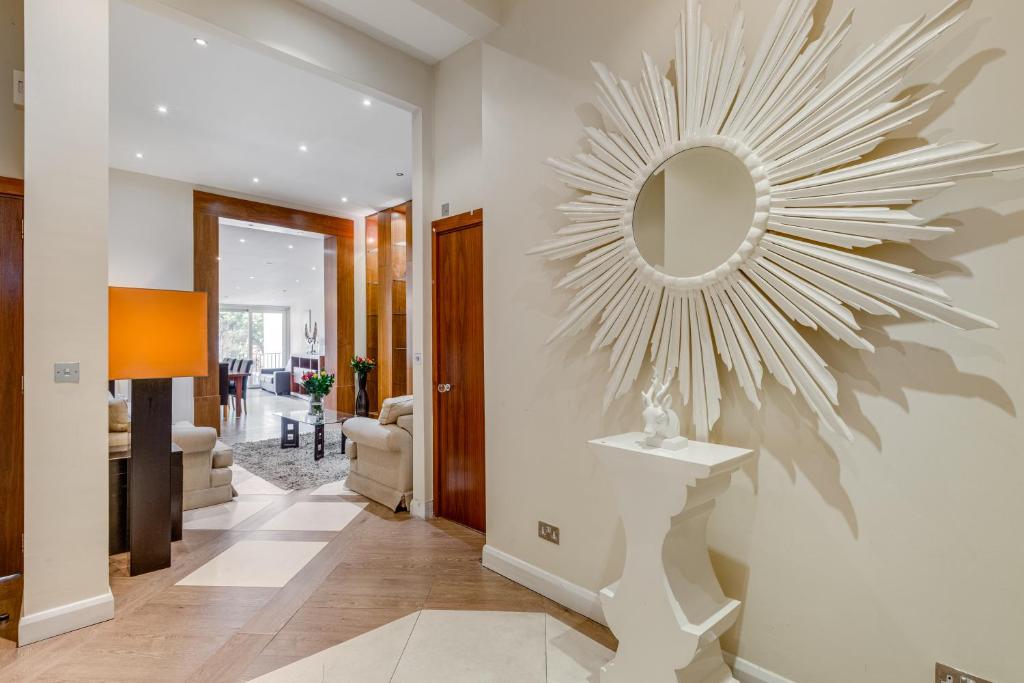 sala de estar con un espejo grande en la pared en Care Property London- Apartments, en Londres