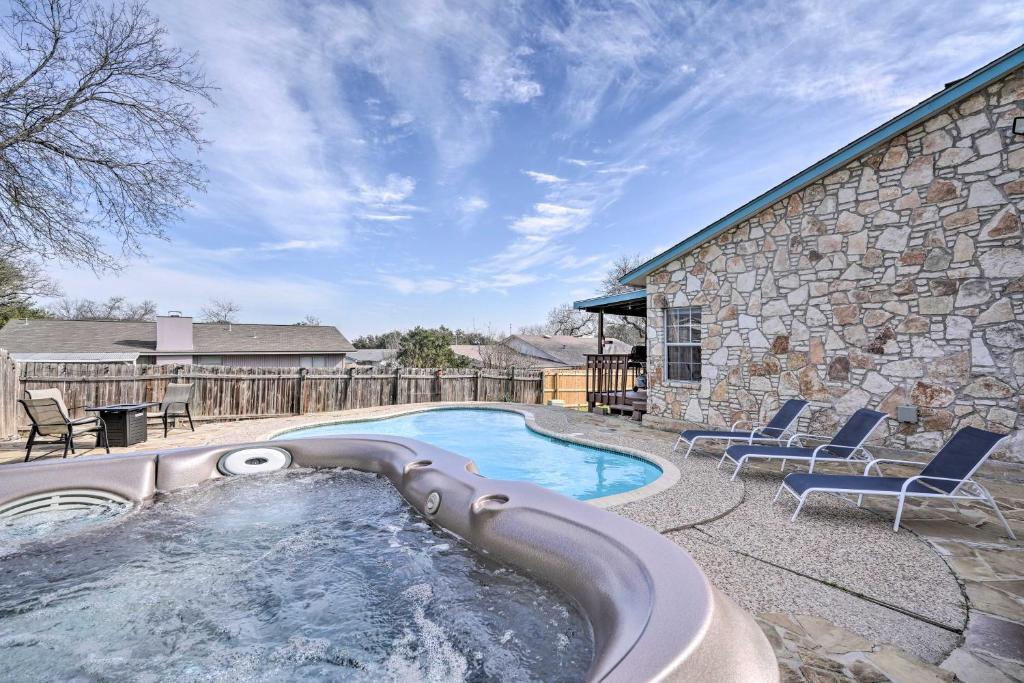 uma piscina com duas cadeiras ao lado de um edifício em San Antonio Retreat, Close to Seaworld! em San Antonio
