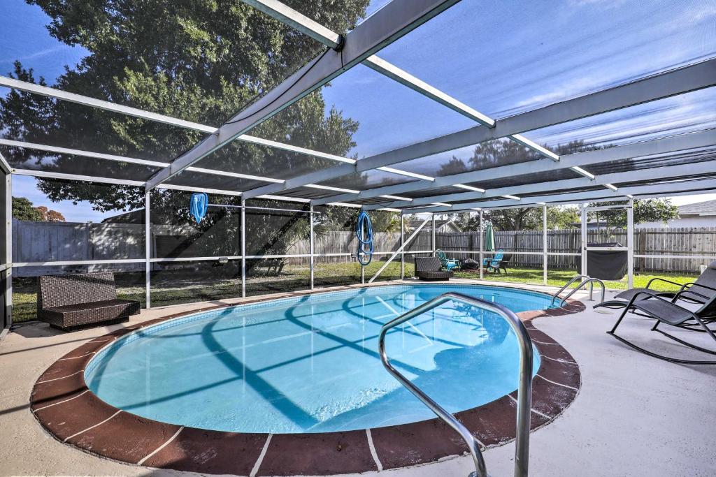una gran piscina con una sombrilla de patio en Port Richey Home with Private Pool and Yard, en Port Richey