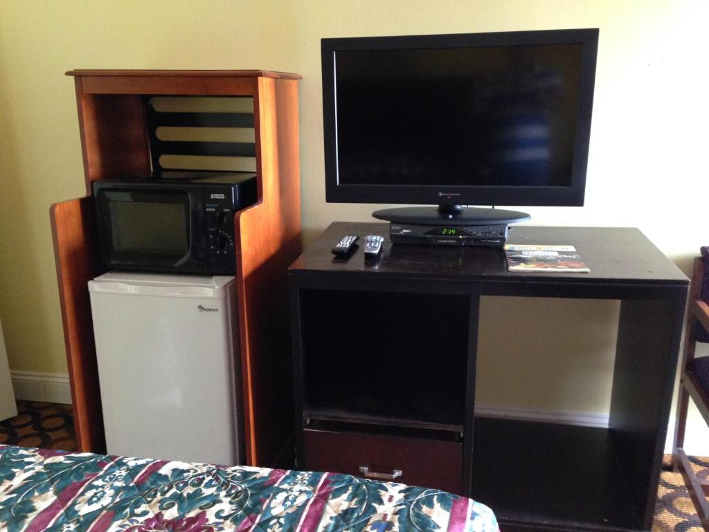 錫賽德海茨的住宿－Flamingo Inn，客房设有书桌、电视和微波炉。