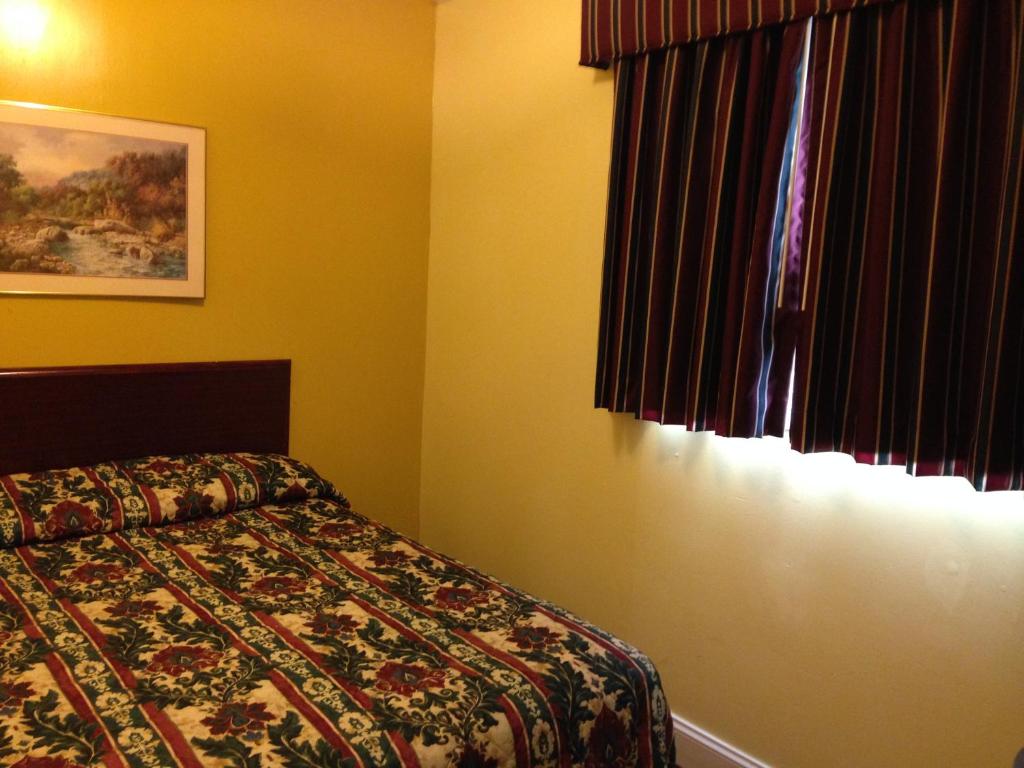 Postel nebo postele na pokoji v ubytování Flamingo Inn