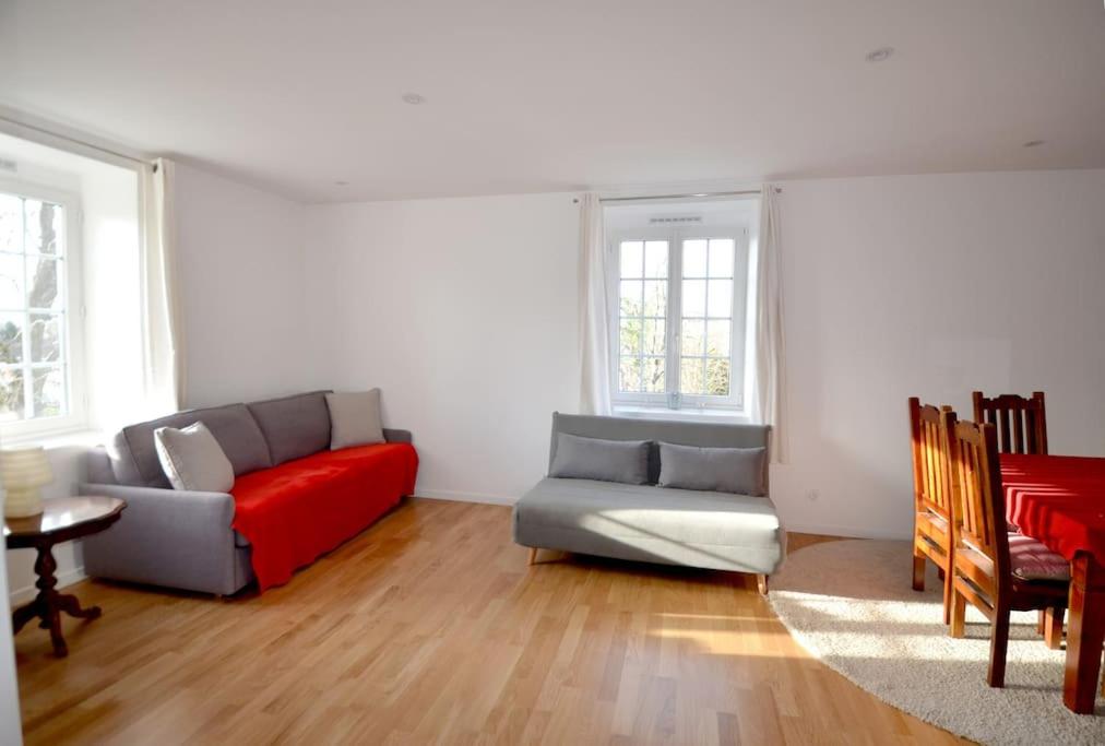 uma sala de estar com um sofá e uma mesa em Paris chatou brand new quiet cosy flat em Chatou
