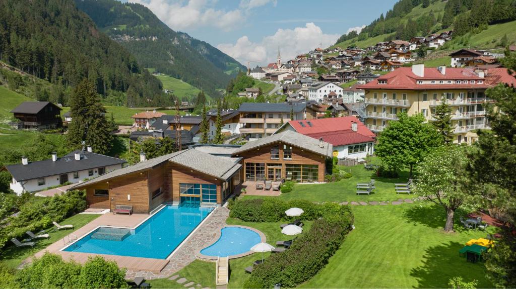 uma vista aérea de um resort com uma piscina em Family Hotel Posta em Santa Cristina in Val Gardena