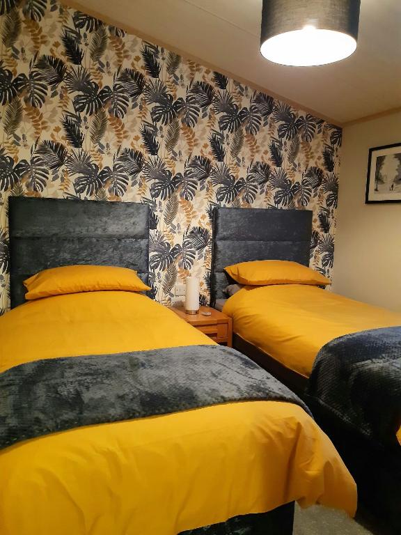 Postel nebo postele na pokoji v ubytování Sycamore Lodge Auchterarder