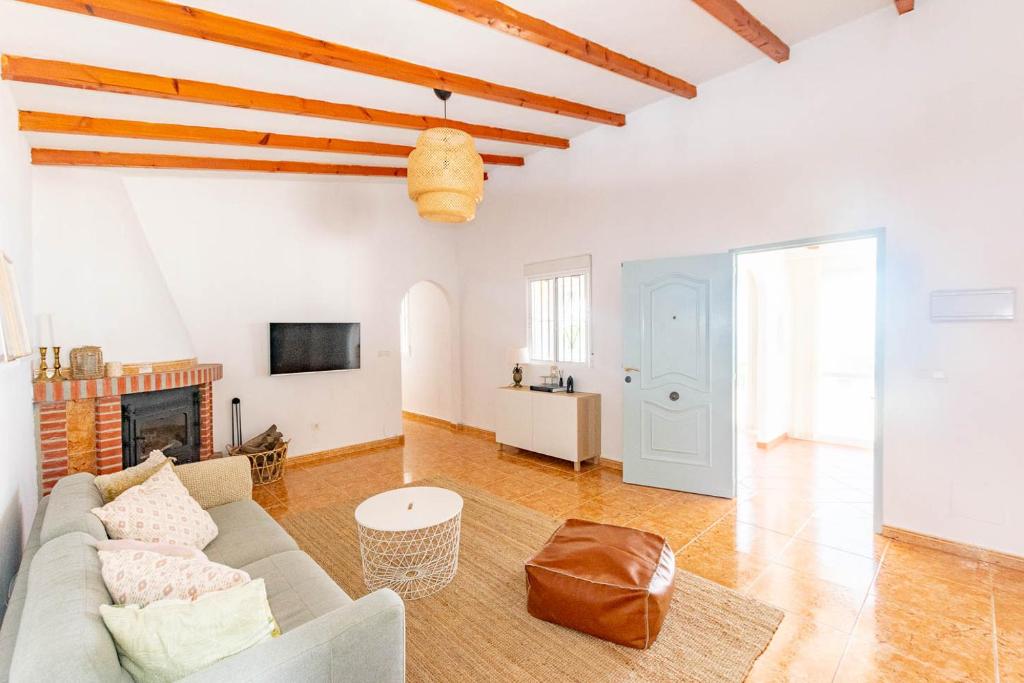 TV a/nebo společenská místnost v ubytování VillaVista mit Meerblick und privatem Pool