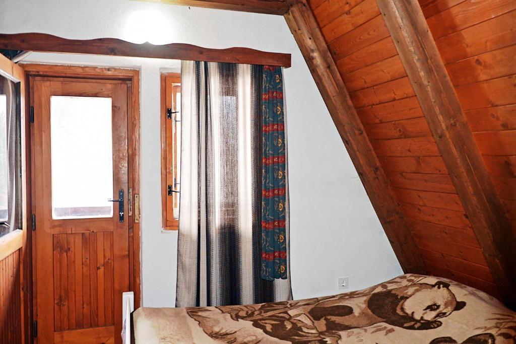 um quarto com uma cama e uma janela em Hiša Pr Valter em Jesenice