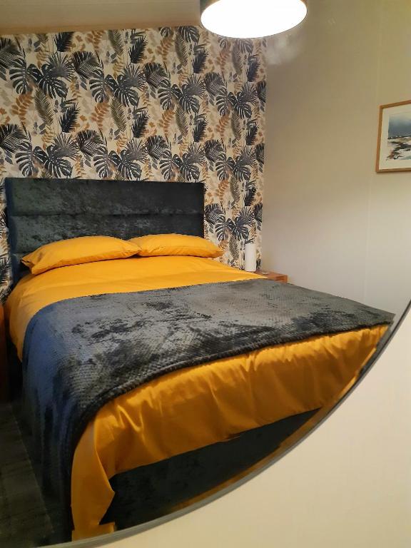 Postel nebo postele na pokoji v ubytování Sycamore Lodge Auchterarder