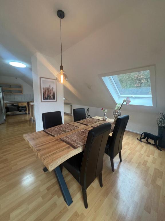 comedor con mesa de madera y sillas en Ferienwohnung Mosel en Niederfell