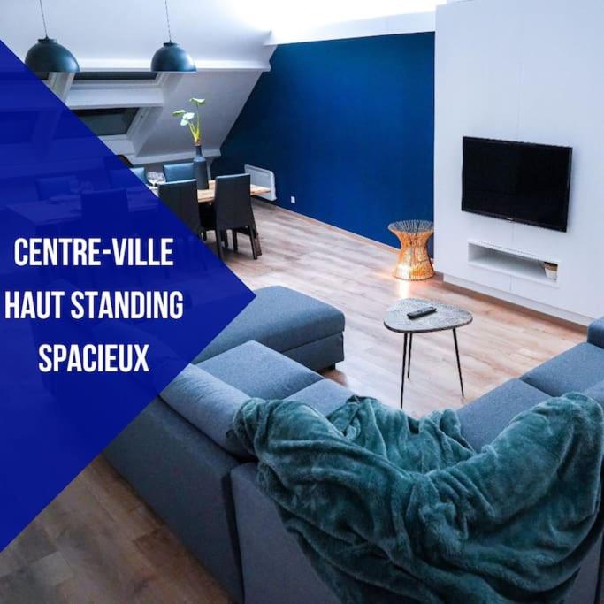 Televízia a/alebo spoločenská miestnosť v ubytovaní Le Rousseau • Haut standing • Duplex • Centre-ville