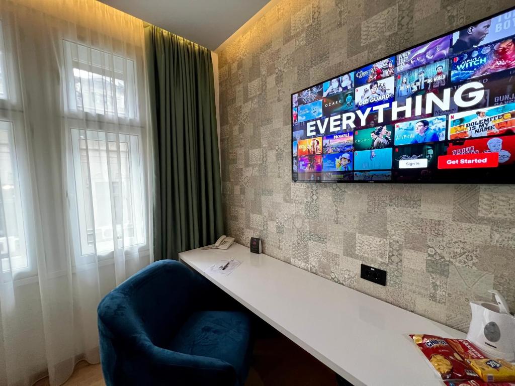 TV a/nebo společenská místnost v ubytování Capital Hotel Garni