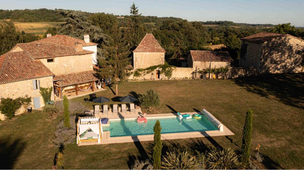 an aerial view of a house with a swimming pool at La Palombière in Saint-Clar