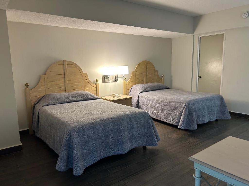 a hotel room with two beds and a table at Hotel Parque Central in Monterrey