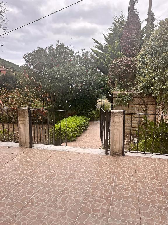 um portão aberto para um jardim com uma passagem em Einliegerwohnung in der Villa em Anadolukavağı