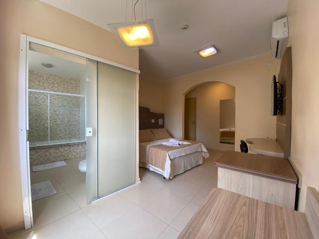 Postel nebo postele na pokoji v ubytování Kanoa Hotel