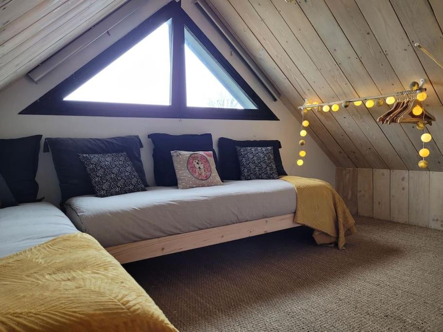 - une chambre mansardée avec un grand lit dans l'établissement La Cabane des salines proche mer, à Mesquer