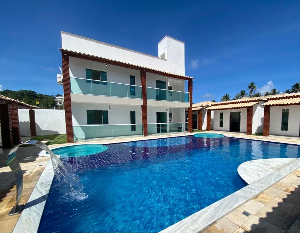 una piscina frente a una casa en Vila Bangalô, en São José da Coroa Grande