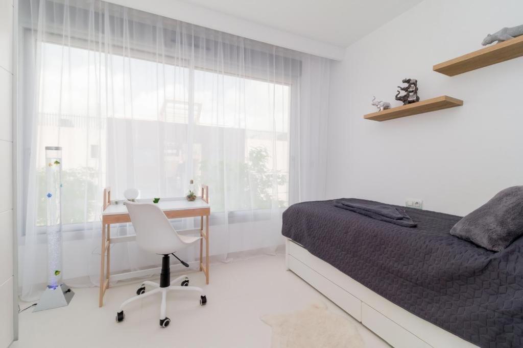 24 Calle Liverpool, La Horadada – Precios actualizados 2023