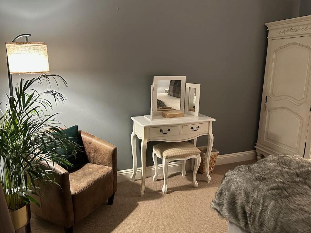 Stonehenge Cottages - Two-Bedroom Cottage