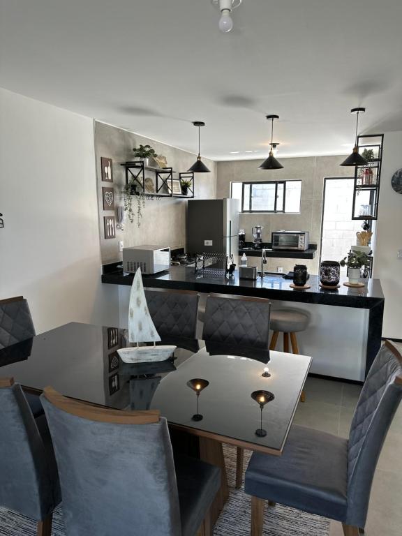 een keuken en eetkamer met een tafel en stoelen bij Casa New York in Aquiraz