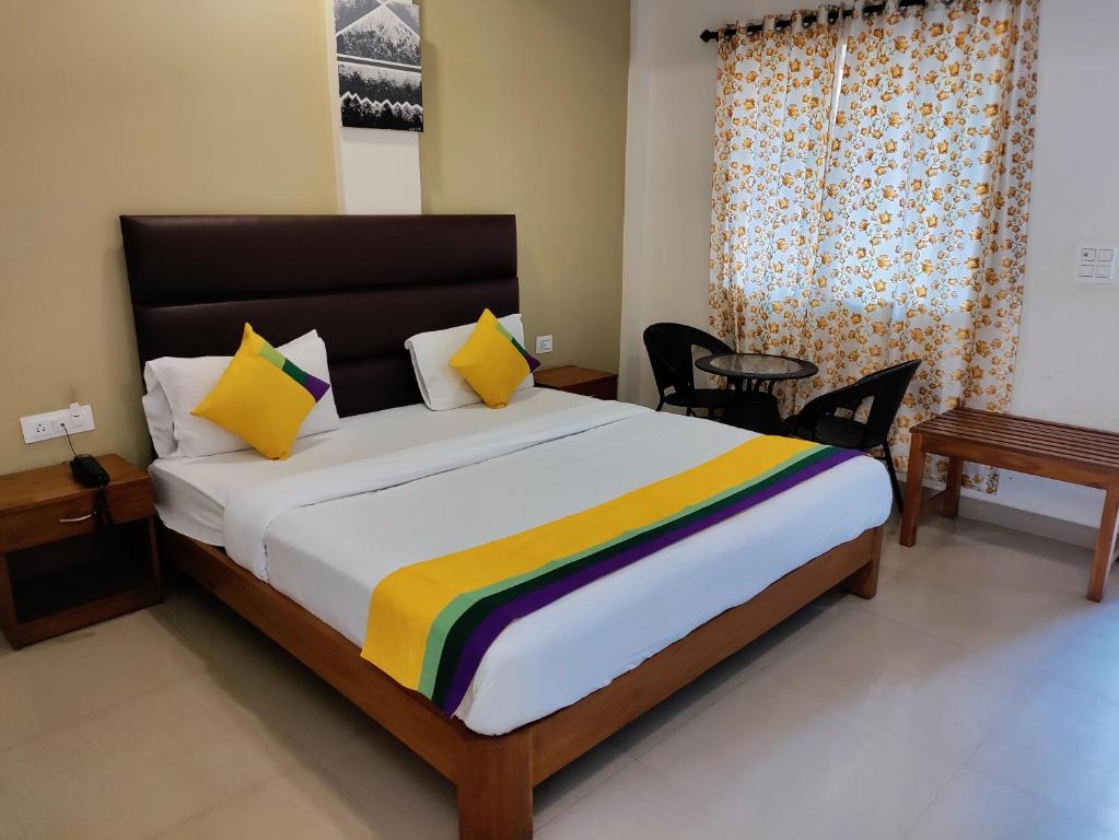 - une chambre avec un grand lit et une couverture arc-en-ciel dans l'établissement Itsy By Treebo - Samara Holiday Homes, à Calangute