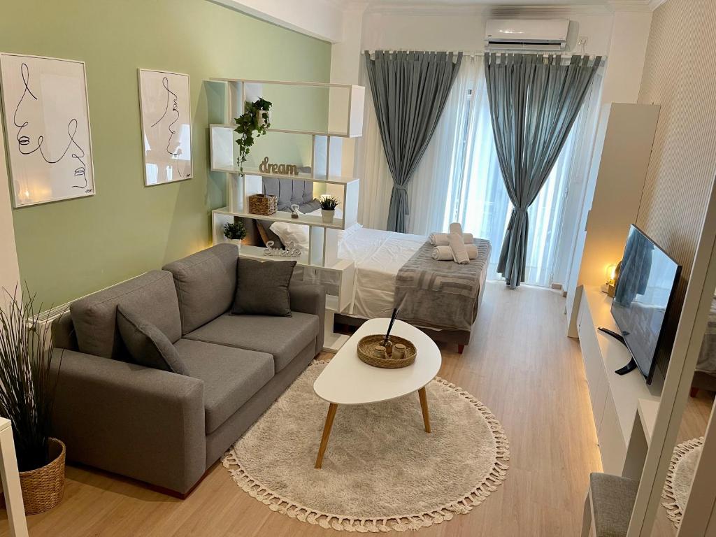 Stay Calm في أثينا: غرفة معيشة مع أريكة وطاولة