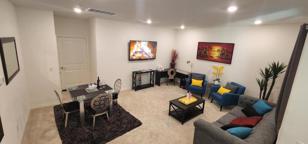 uma sala de estar com um sofá e uma mesa em Private Lux Apartment in a new community em Fontana