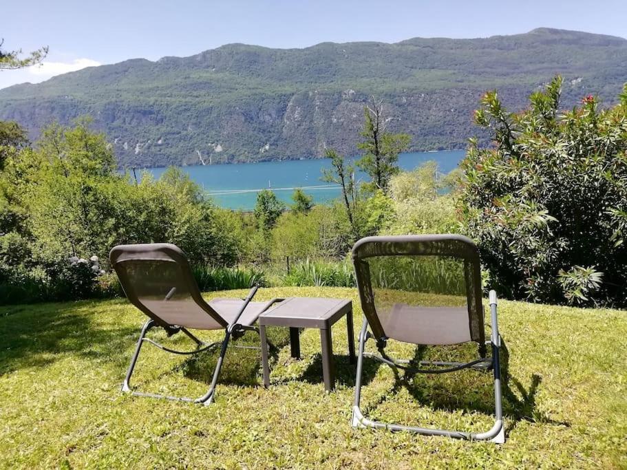 2 chaises, une table, une table et des chaises dans l'établissement Meublé avec jardin au bord lac du Bourget, à Brison-Saint-Innocent