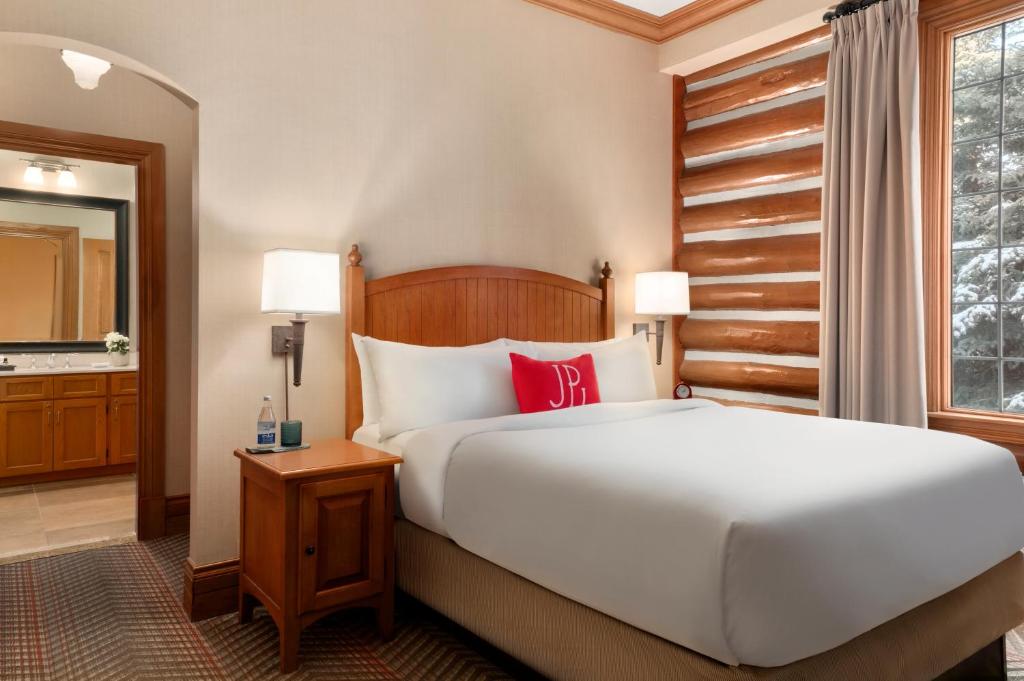 Fairmont Jasper Park Lodge - One-Bedroom Queen Suite