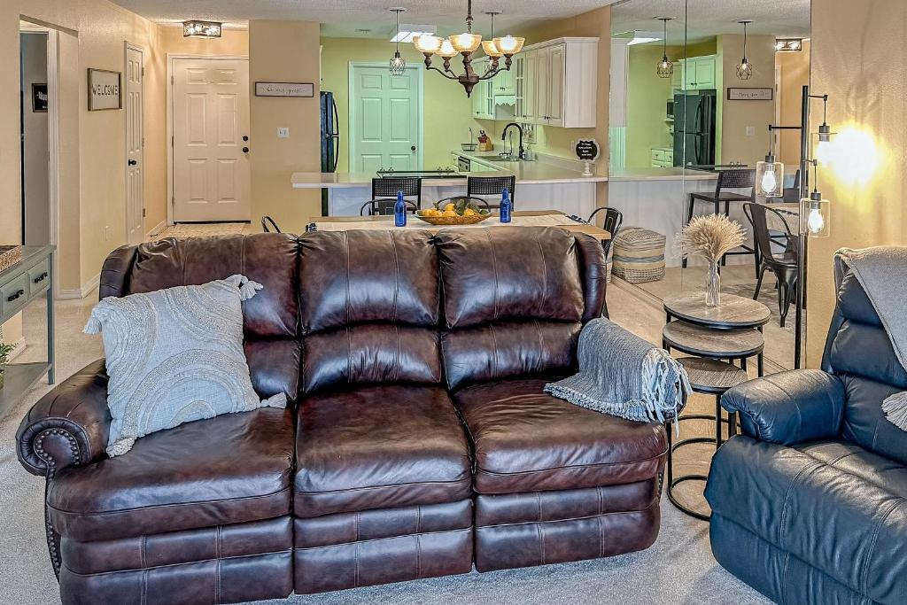 um sofá de couro castanho sentado numa sala de estar em Royale Retreat em Branson