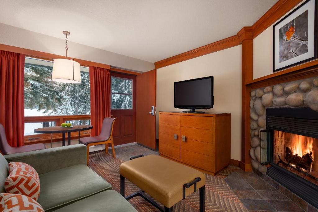 Fairmont Jasper Park Lodge - Junior Suite With Two Double Beds And Fireplace