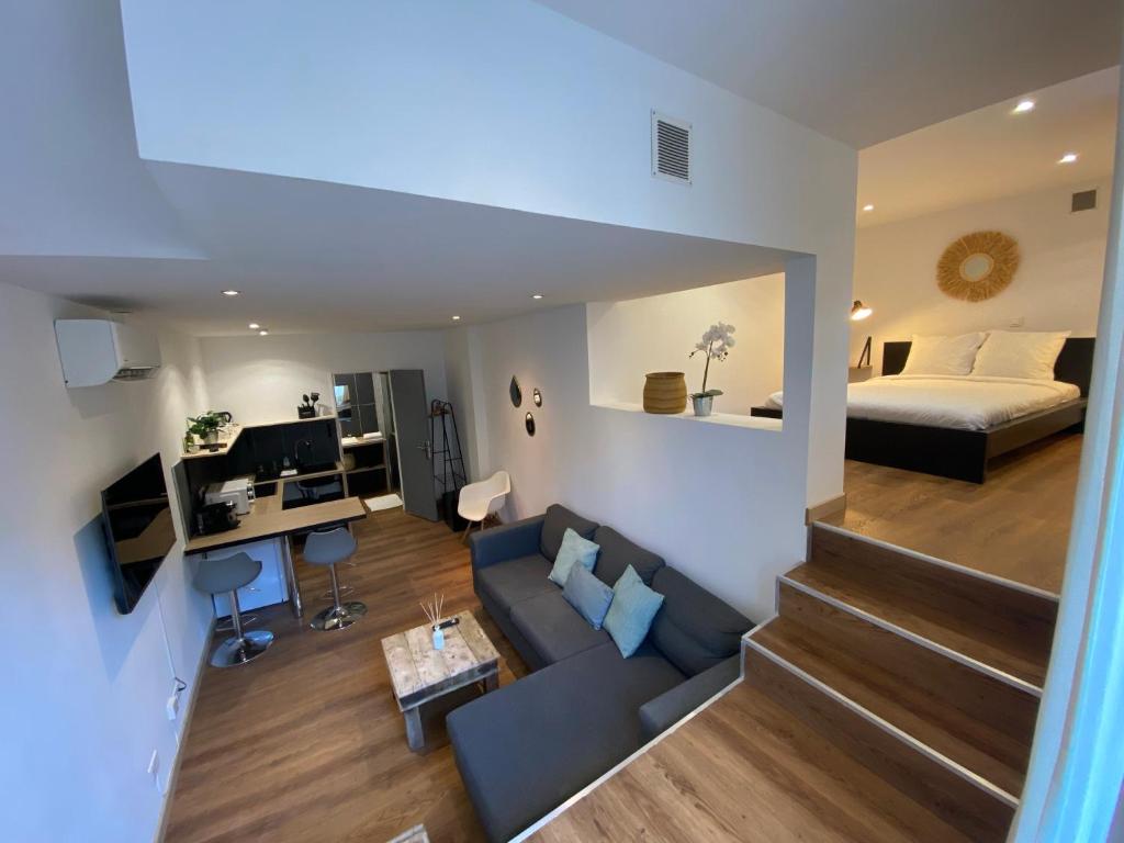 - un salon avec un canapé et un lit dans l'établissement Loft Rotonde WIFI CLIM SMART TV RUE CALME, à Aix-en-Provence