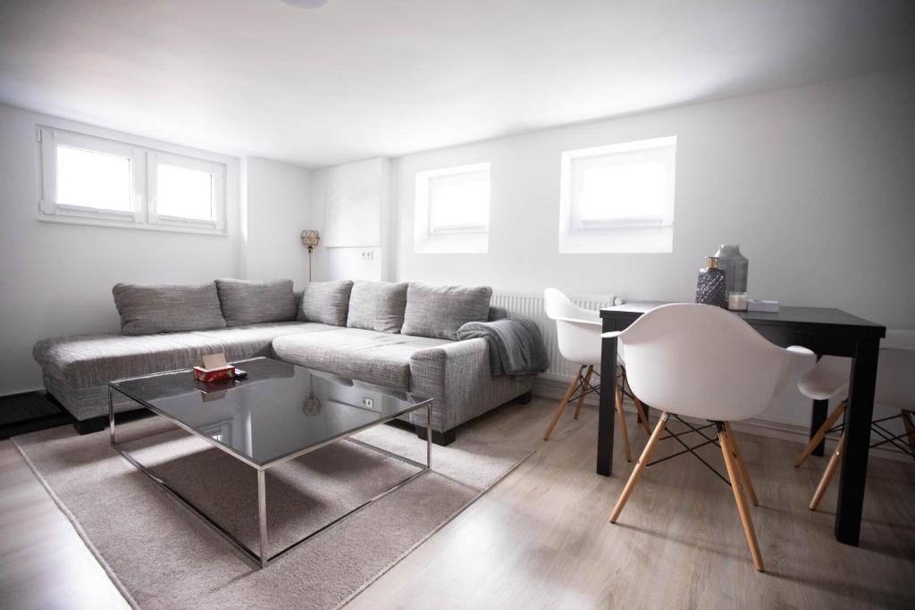 uma sala de estar com um sofá e uma mesa em 80qm - 4 rooms - privat parking - Keller-Basement - MalliBase Apartments em Hanôver