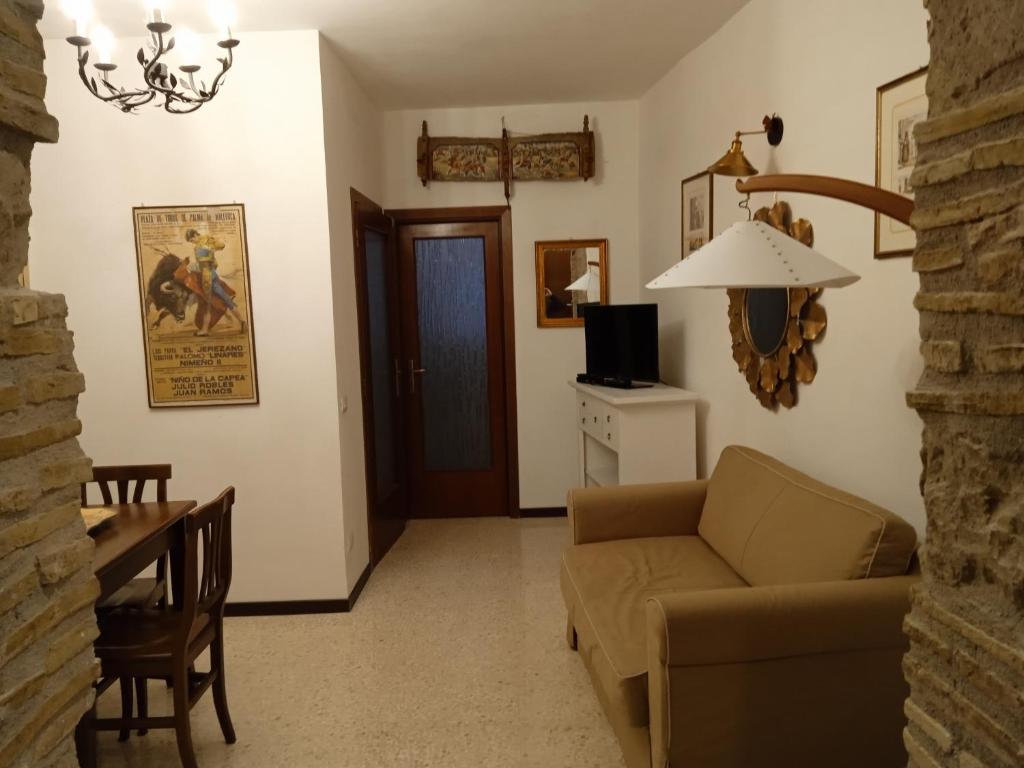 sala de estar con sofá y mesa en "In Centro" en Campagnano di Roma