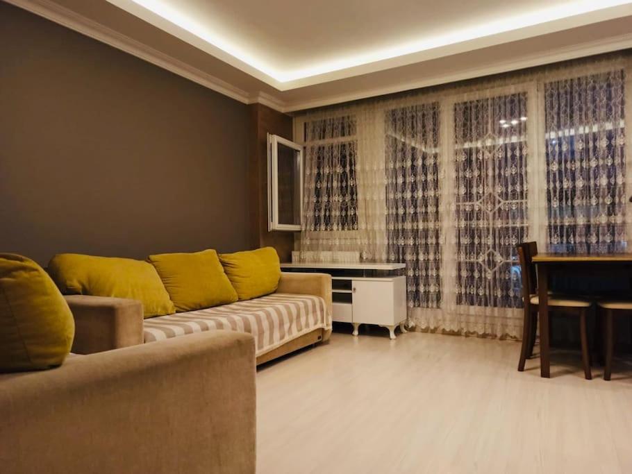 ein Wohnzimmer mit einem Sofa und einem Tisch in der Unterkunft Klimalı, 2 yatak odası 1 salon in Istanbul