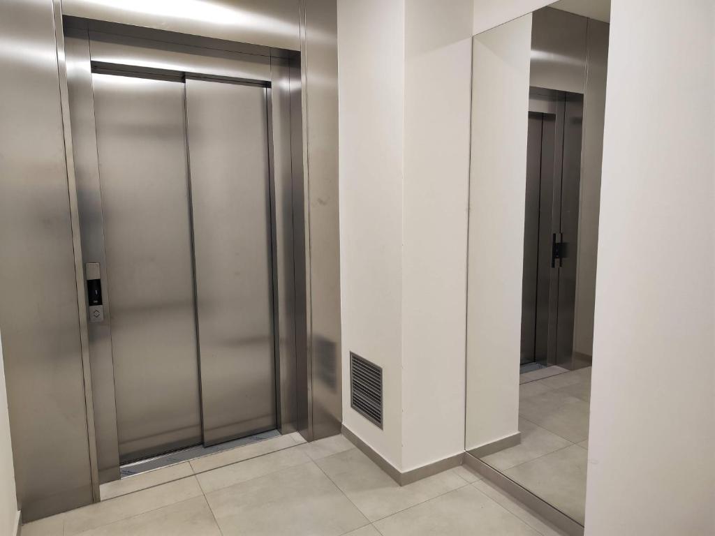 Kép Yarn - brand new - free parking - balcony with city view - Central shopping mall szállásáról Pozsonyban a galériában